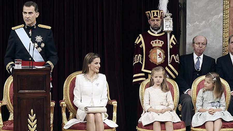 Ceremonia de proclamación de Felipe VI como rey de España en las Cortes junto a la reina Letizia y las infantas Leonor y Sofía