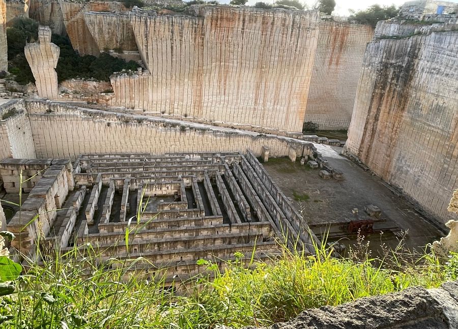 El laberinto mineral de la cantera de s'Hostal, donde los más pequeños disfrutan correteando, se considera ejemplo de 'land art'