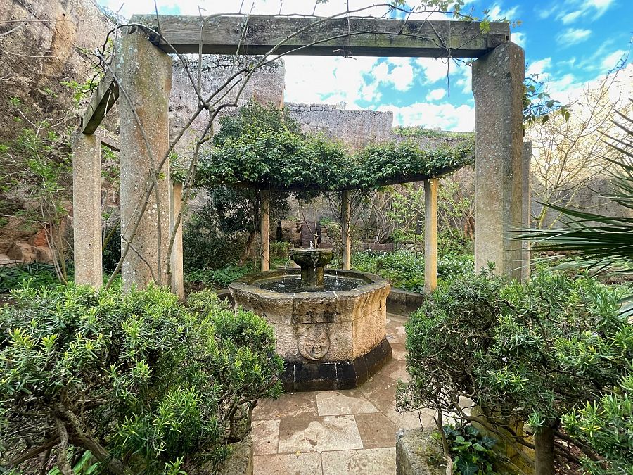 En s'Hostal, el jardín medieval cuenta con su preceptiva fuente con pilón octogonal