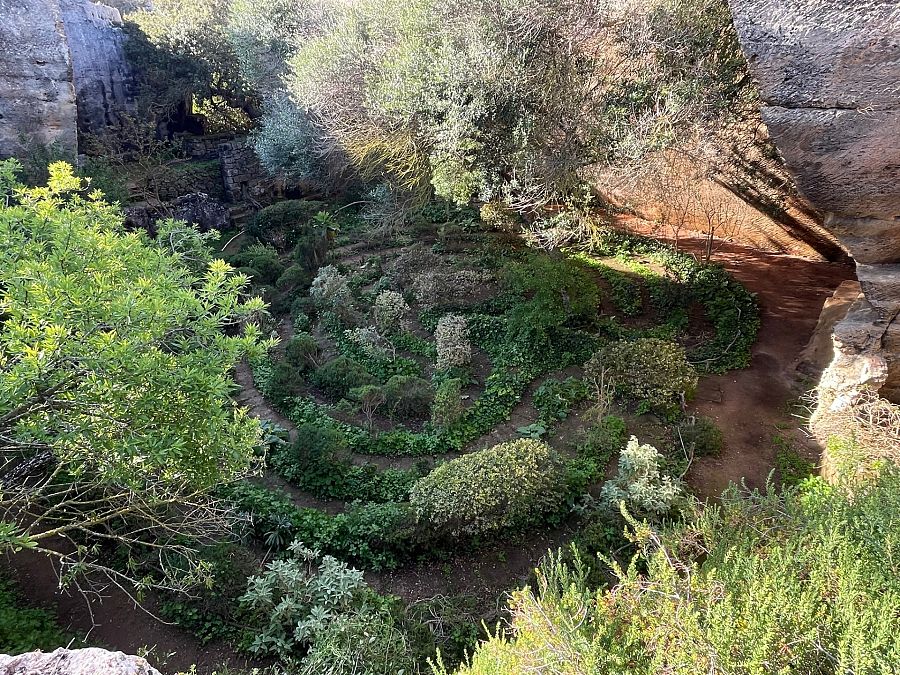 El laberinto vegetal de s'Hostal se encuentra a la sombra de las paredes excavadas
