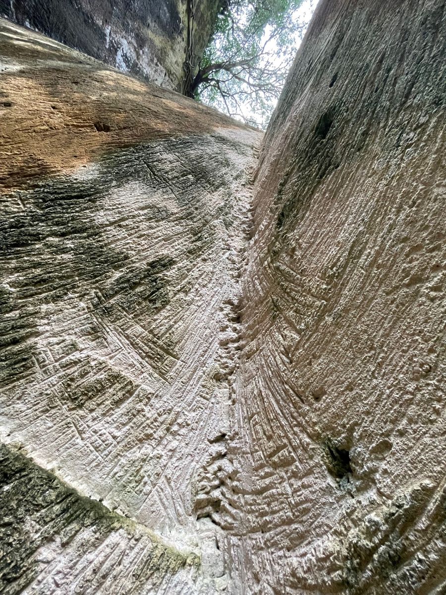 A cielo abierto, en la cantera de s'Hostal, se pueden ver las marcas de la antigua extración manual de la piedra