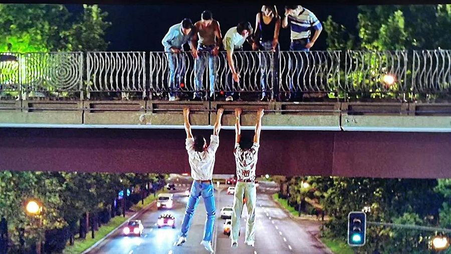 Escena del puente en 'Historias del Kronen' (1995)