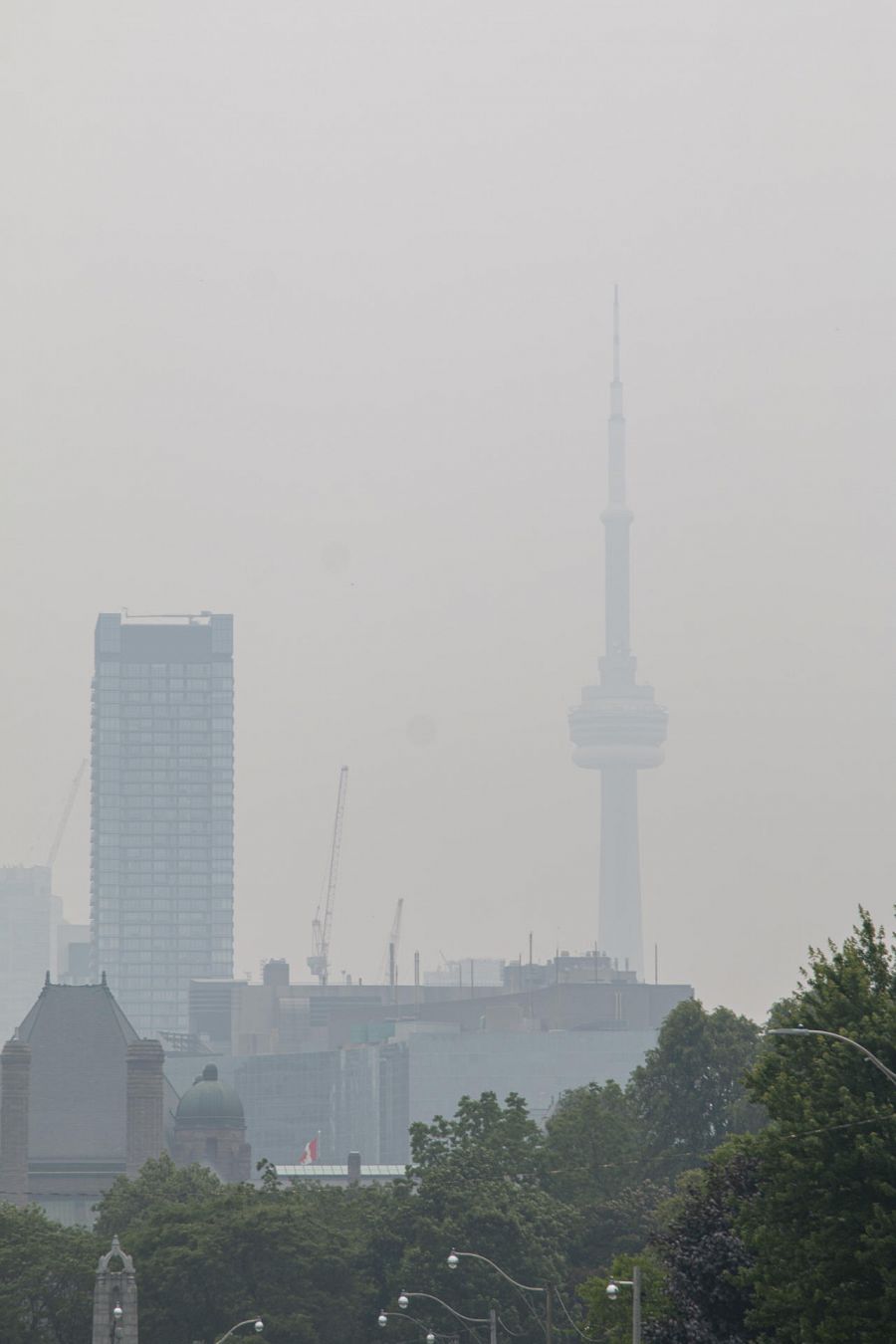 La icónica Torre CN prácticamente invisible debido al humo de los incendios forestales de la provincia de Quebec, Canadá.