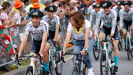 Los corredores del Bahrain encabezados por Mikel Landa (i), al que acompaña la exciclista Joane Somarriba (d), durante la presentación de los equipos del Tour de Francia 2023