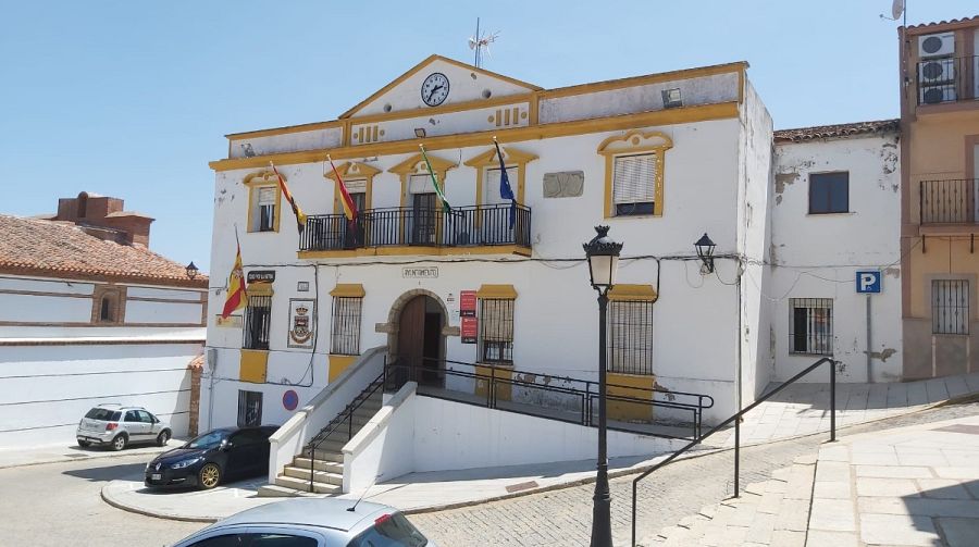 Edificio consistorial en la Plaza de España de Puebla de Alcocer