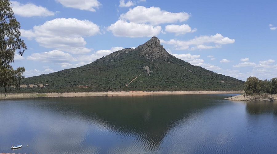 Risco de Valdecaballeros, junto al embalse de García de Sola