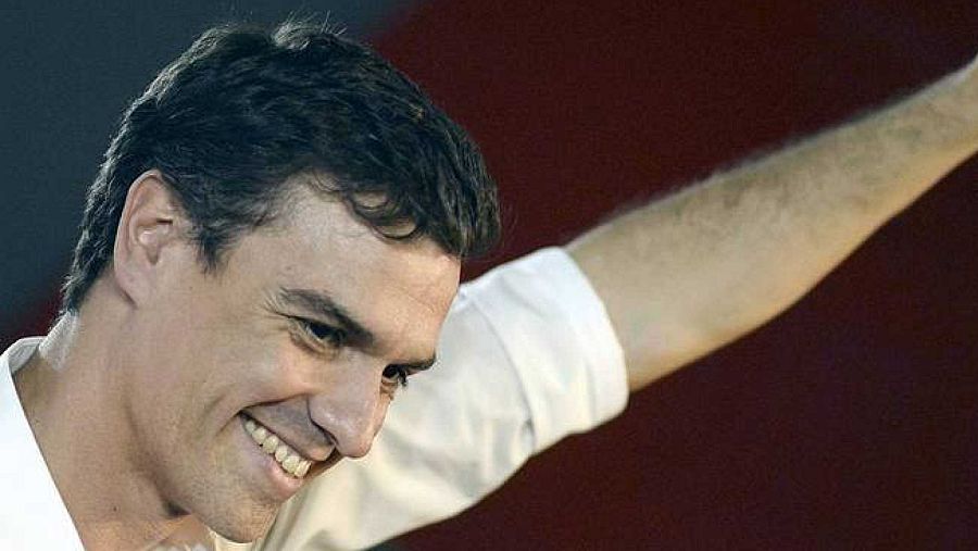 El presidente del Gobierno, Pedro Sánchez, con el brazo en alto tras ser elegido por sus militantes nuevo Secretario General del PSOE