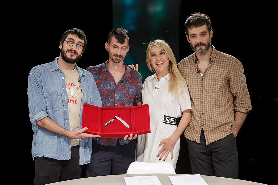 Jordi Boquet, director de 'El tren de la alegría', con Cayetana Guillén Cuervo y los actores ganadores Guillem Ballart y Javier Beltrán