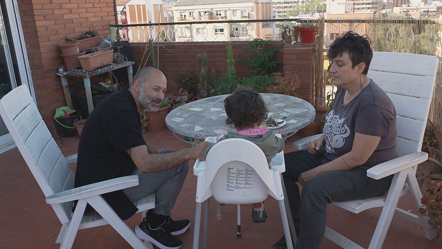 Padre y madre meriendan con su hijo