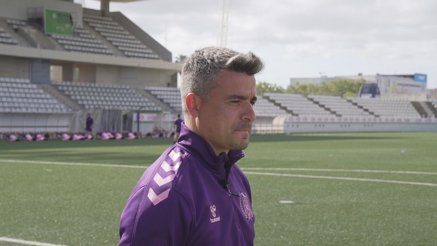 Toni es entrenador de fútbol y busca ser padre por coparentalidad