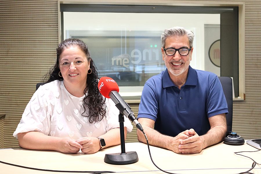Laura Garcés Acín, directora adjunta de Servicios de Navegacion Aérea de ENAIRE, junto al director de Memoria de Delfín, Arturo Martín en los estudios de RNE
