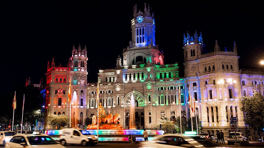 El Ayuntamiento de Madrid iluminado con los colores del Orgullo