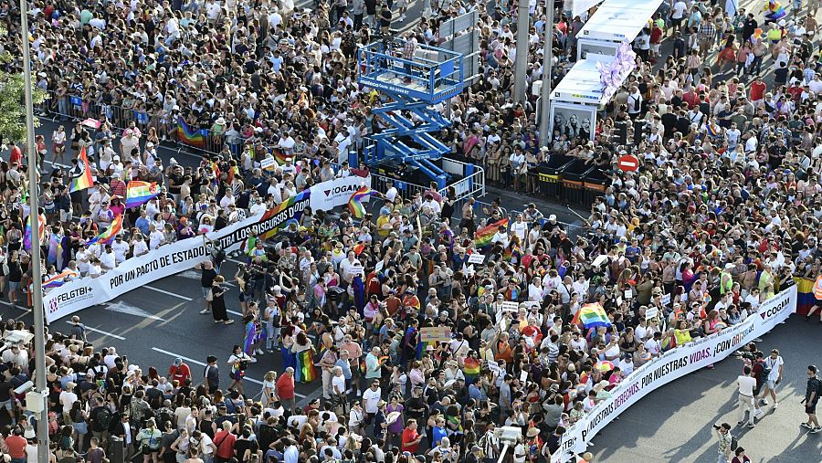 El desfile del Orgullo 2023 llegando a la Plaza Cibeles de Madrid