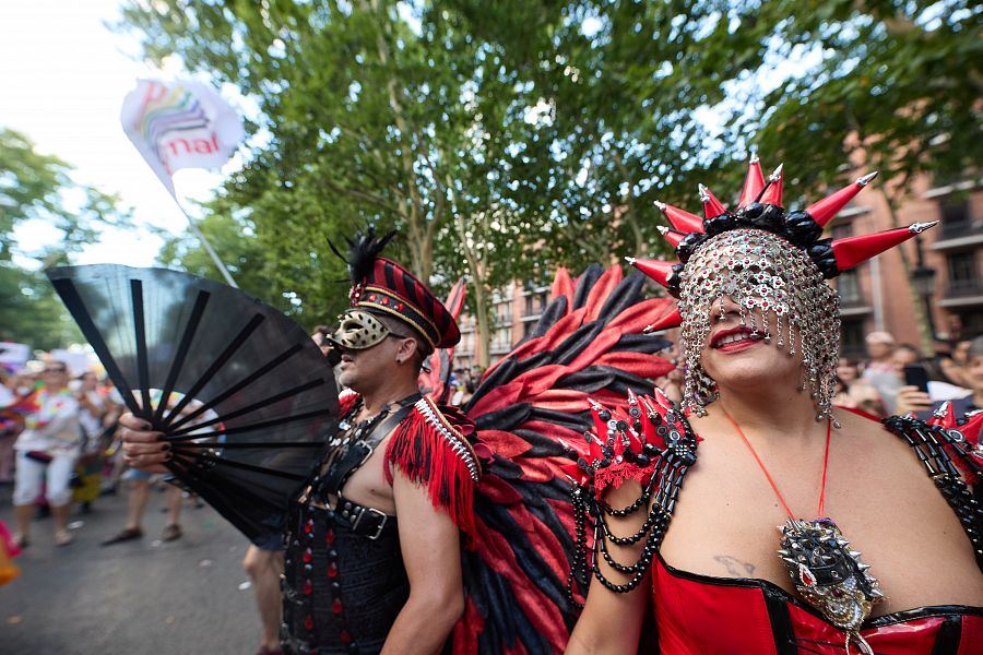 Drag queens amenizando el desfile del Orgullo