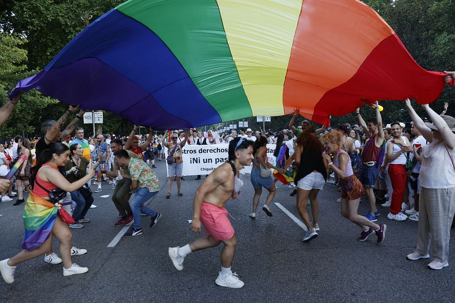 La gente disfruta del desfile del Orgullo