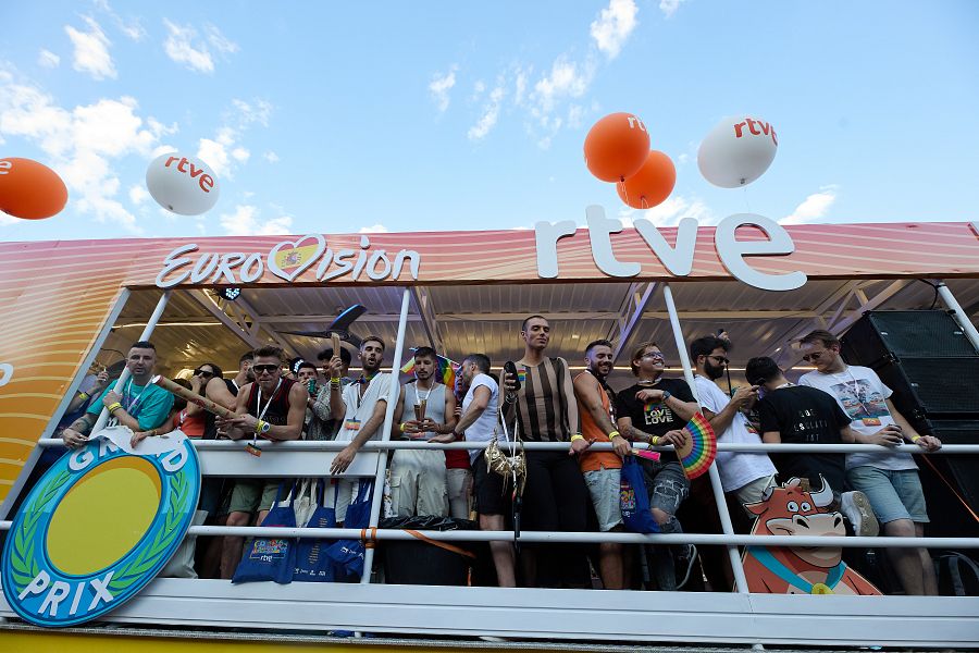 La carroza de RTVE en el desfile del Orgullo