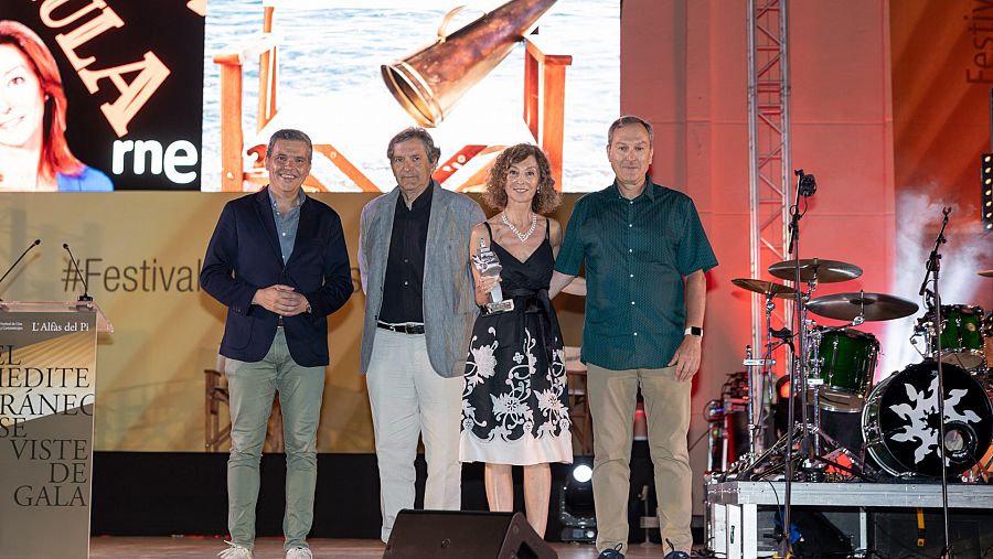 Yolanda con el premio Premio Faro de Plata del Festival de Cine de Alfás del Pi