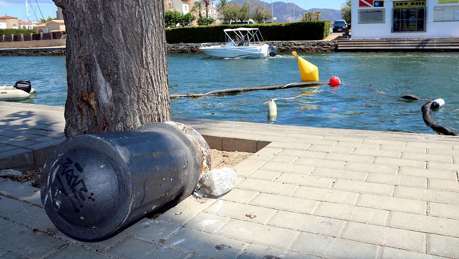 Una pilona arrencada a la zona del canal on han caigut els vehicles | ACN