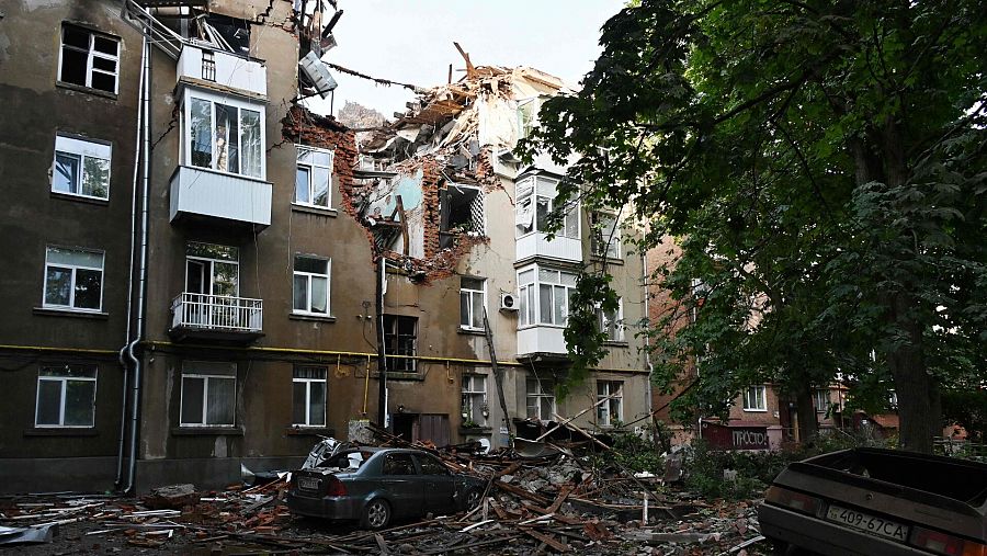Un edificio residencial de cinco pisos parcialmente destruido después de un ataque de Rusia con drones en Sumi, en el este de Ucrania, el 3 de julio de 2023