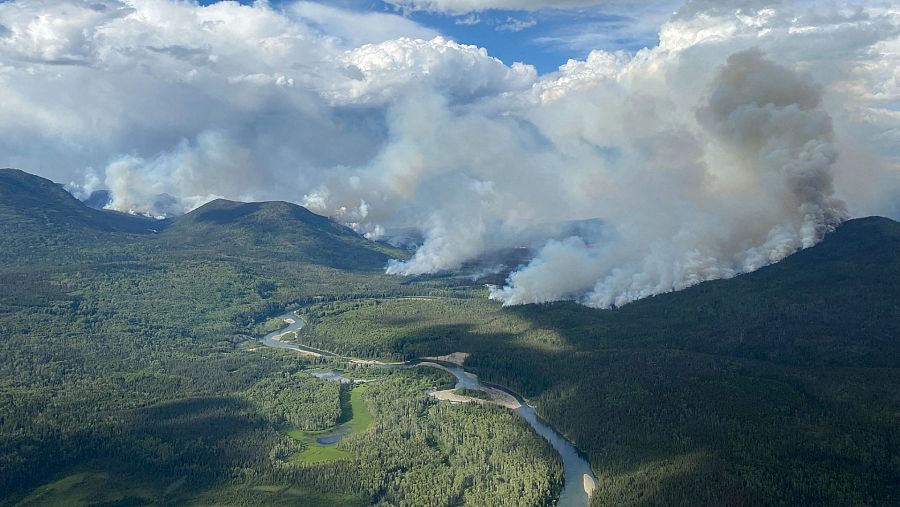 Incendio en el noroeste de Mackenzie, en la Columbia Británica de Canadá.