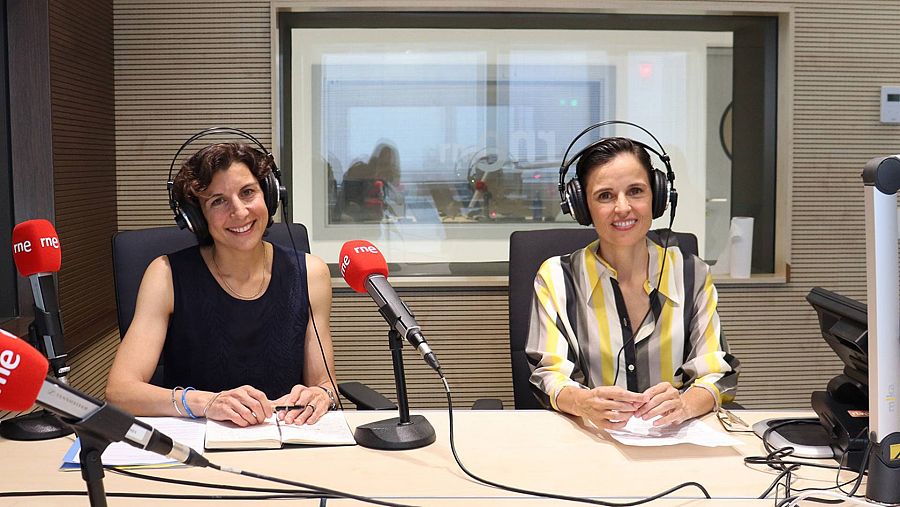 Elena Anaya y Sophie Muller en los estudios de Radio Nacional en Madrid