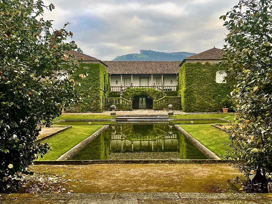 Las camelias ensalzan la belleza de la piedra del edificio principal del Pazo de Pegullal