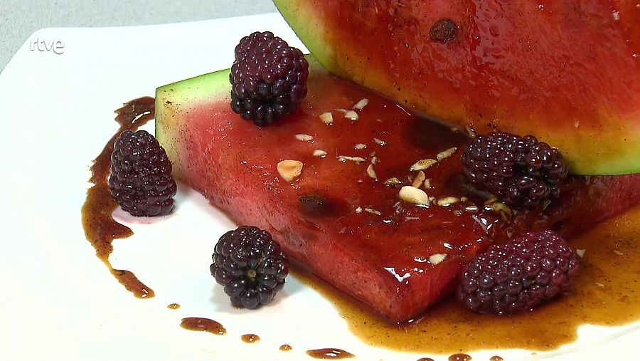 Sandía de postre con miel y frambuesas