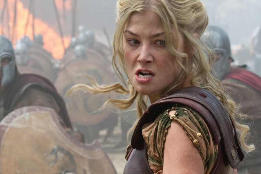 Rosamund Pike ('I care a lot') trabaja en 'Ira de titanes'