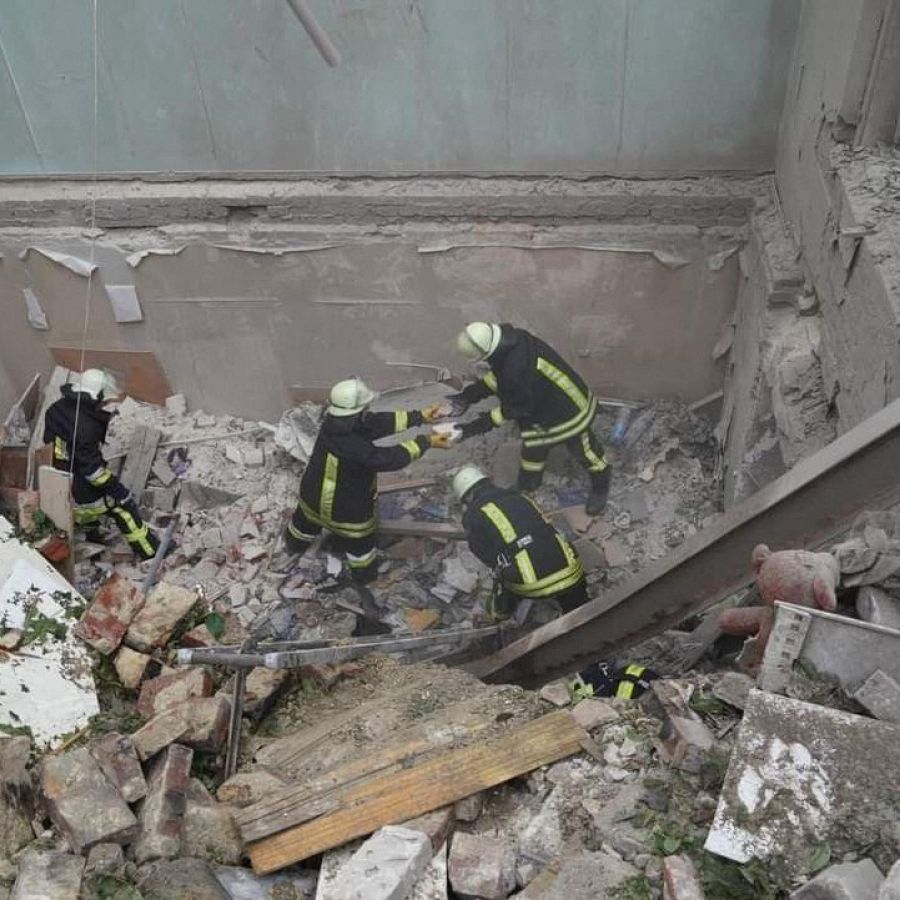 Equipos de rescate ucranianos buscan supervivientes en Leópolis tras el último bombardeo ruso. 6 de julio de 2023