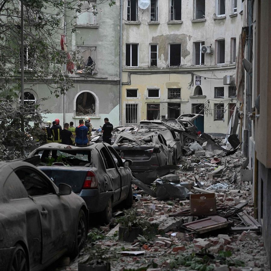 Equipos de rescate ucranianos buscan supervivientes en Leópolis tras el último bombardeo ruso. 6 de julio de 2023