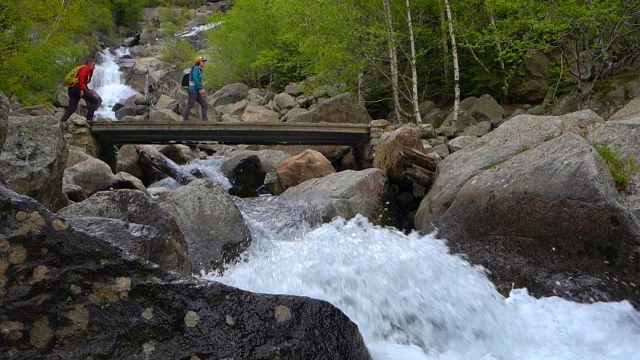 Juanjo Pardo y Maria Farré cruzando la cascada de Besiberri