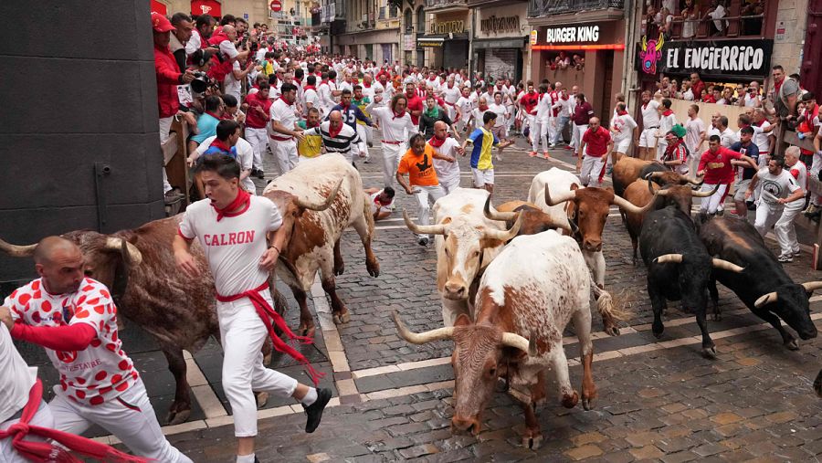 Los mozos corriendo en la curva de Mercaderes