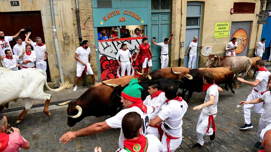 Aspecto de la carrera en la cuesta de Santo Domingo, con toros de La Palmosilla.