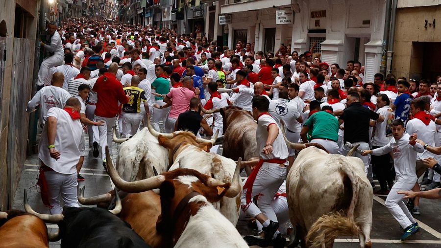 Los toros de la ganadería La Palmosilla corriendo por la calle Estafeta en el primer encierro de Sanfermines 2023.