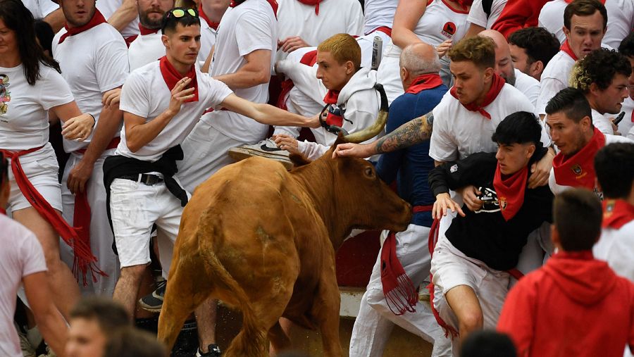 Entrada al callejón de los mozos en el primer encierro de San Fermín 2023.