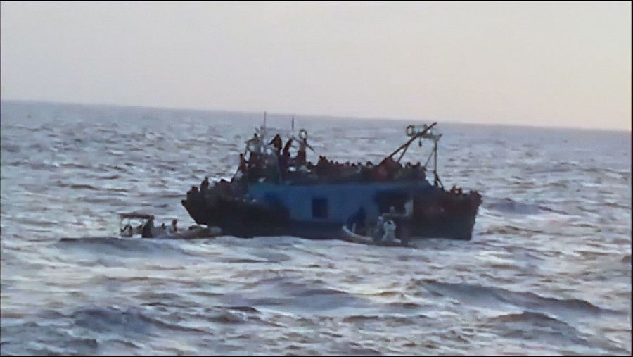 Barco con migrnates en el Mediterráneo