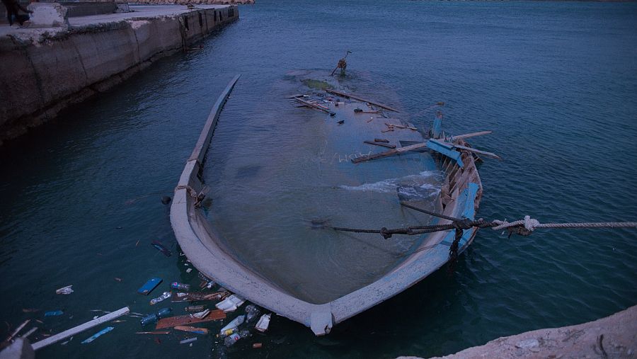 Restos de barca en la orilla del mar