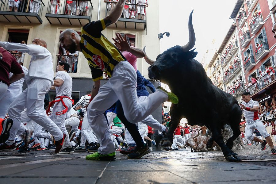 Los toros de la ganadería de José Escolar a su paso por la curva de Mercaderes en el segundo encierro de los sanfermines 2023.