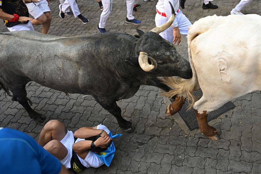 Los toros de la ganadería de José Escolar a su paso por el tramo de Telefónica en el segundo encierro de los sanfermines 2023