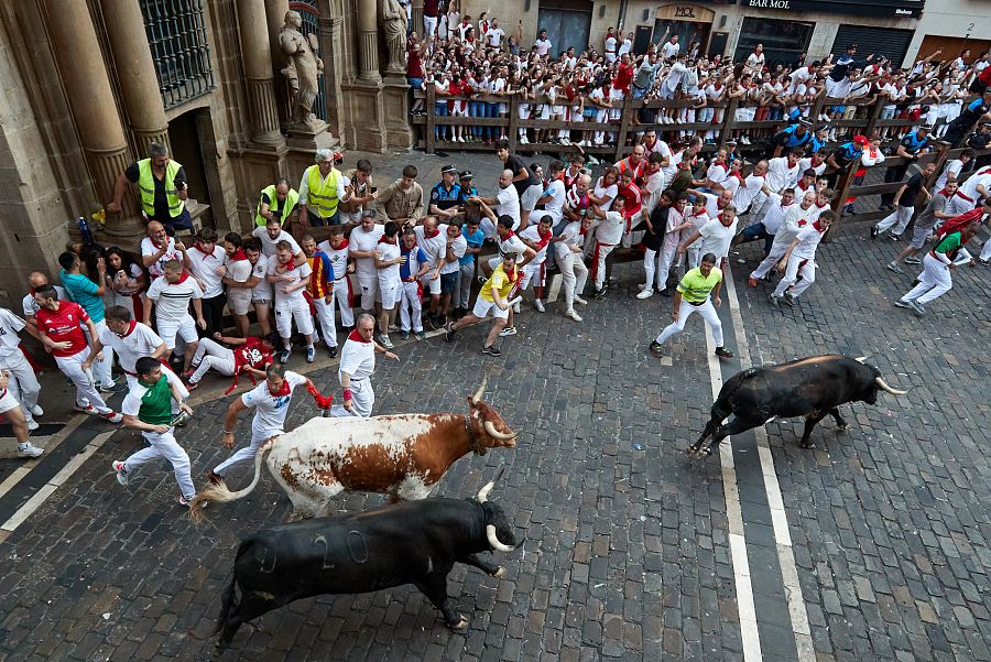 Los toros de la ganadería de Cebada Gago entran se dirigen hacia la calle Mercaderes durante el tercer encierro de los sanfermines 2023.