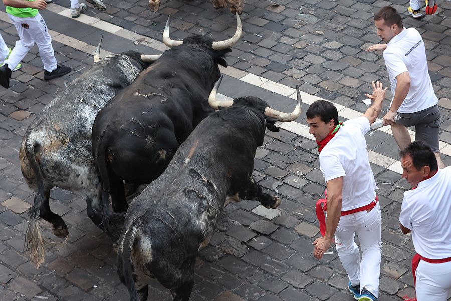 Los toros de la ganadería de Cebada Gago en el tramo final de la Cuesta de Santo Domingo durante el tercer encierro de los sanfermines 2023.