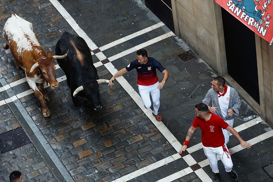 Los toros de la ganadería de Cebada Gago a su paso por la calle Estafeta durante el tercer encierro de los sanfermines 2023.