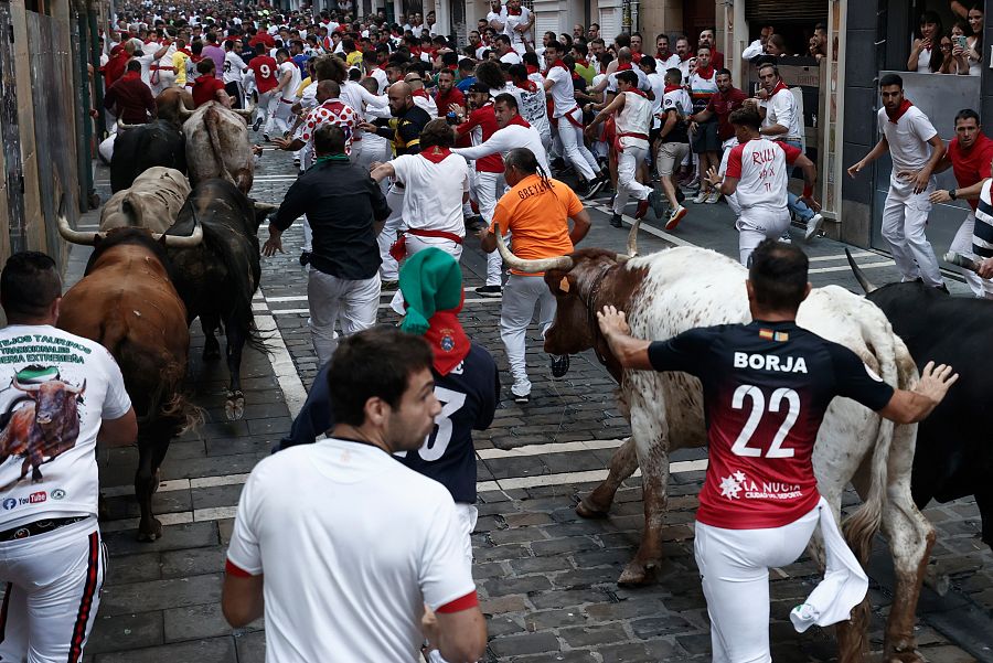 Los toros de la ganadería de Fuente Ymbro enfilan la calle Estafeta tras pasar por la curva de Mercaderes durante el cuarto encierro de los sanfermines 2023