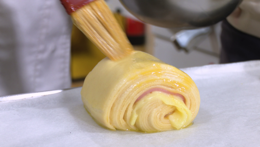 Pintar ligeramente con el huevo batido cada uno