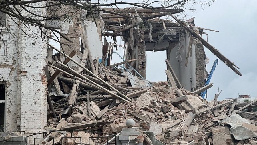 Vista de un edificio destruido tras el bombardeo ruso en la ciudad de Orijiv, en la región de Zaporiyia