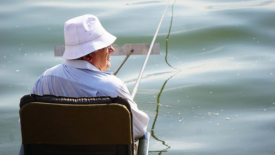 Un hombre pescando en la presa de Pechenihy