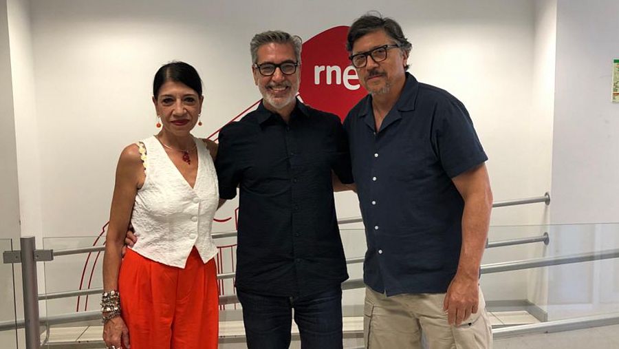 Arturo Martín, director de Memoria de Delfín, junto a los actores y hermanos Mónica y Carlos Bardem en RNE