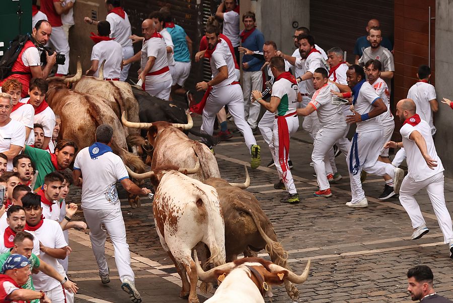 La manada de la ganadería de Núñez del Cuvillo entra en la calle Mercaderes durante el quinto encierro de los sanfermines 2023