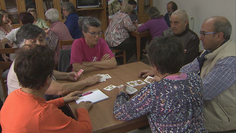 Ancianos juegan a las cartas