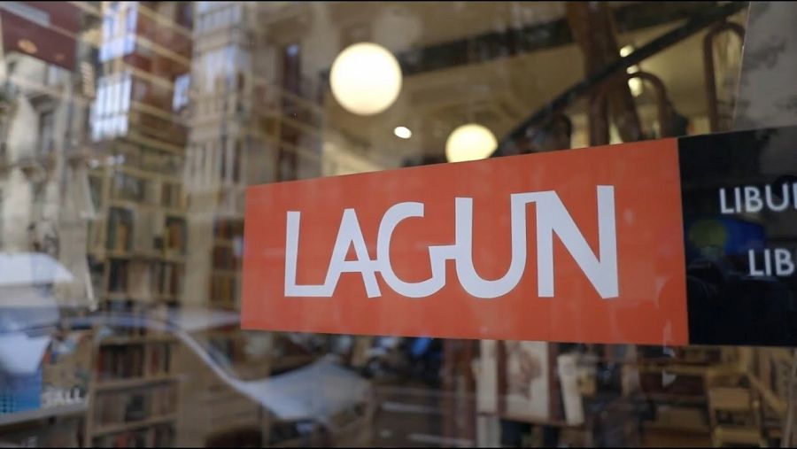 Escaparate de la librería Lagun, en Donostia